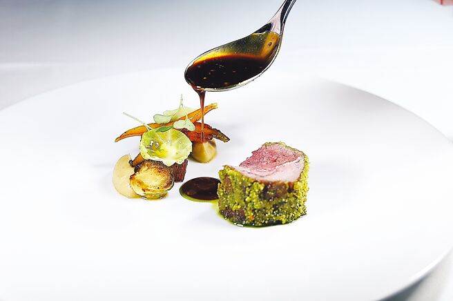 本季套餐主餐「高地和羊/開心果/薄荷」的Side Dish有黑蒜泥，以及雪莉醋孜然白花椰菜泥、蜜煮蘿蔔與經典馬鈴薯千層。提味醬汁是以芥末籽與薄荷調製。圖／姚舜