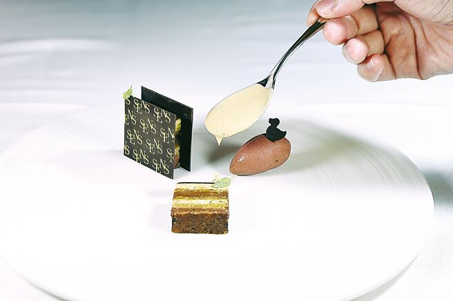 本季套餐主甜點「鴨肝/洛神/櫻桃」，以經典歐培拉蛋糕為靈感，巧妙地融入鴨肝慕斯與洛神櫻桃冰淇淋，打造層次豐富、對比鮮明的風味組合。圖／姚舜