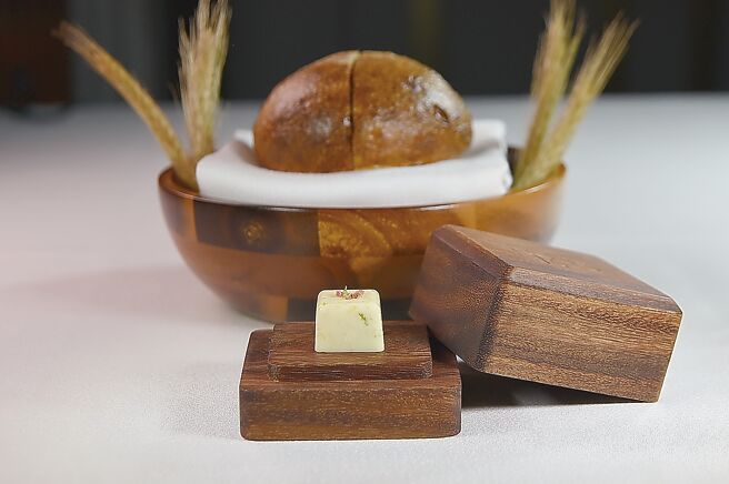 「自製裸麥酸種麵包」，是主廚Darius以自行培養一年以上的裸麥酵母製成，日本麵粉並混合德國裸麥粉，並加入本地養蜂場的天然蜂蜜，烘烤後更加凸顯小麥香氣。圖／姚舜