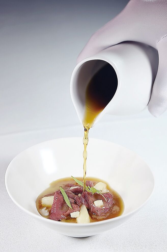 本季新菜「鹿肉澄清湯/蕪菁/發酵鴻喜菇」，靈感源自台南牛肉湯，以法式澄清湯詮釋經典風味。圖／姚舜