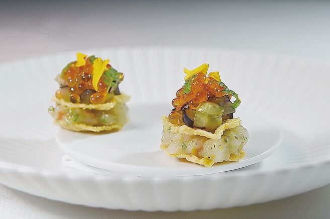 米其林一星「SENS」法式餐廳夏季套餐開胃小點「牡丹蝦/葡萄/鱒魚卵」，底層是用蝦高湯提味的蝦塔塔，上層搭配彰化蜜紅葡萄與鱒魚卵。圖／姚舜