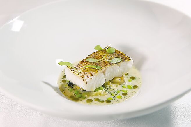 「市場鮮魚/淡菜/苦艾酒」是以「紙包魚」技法烹製，提味醬汁是以傳統阿勒曼德醬為基底，融入淡菜汁與苦艾酒橄欖油調製，再佐以檸檬葉油點綴。圖／姚舜