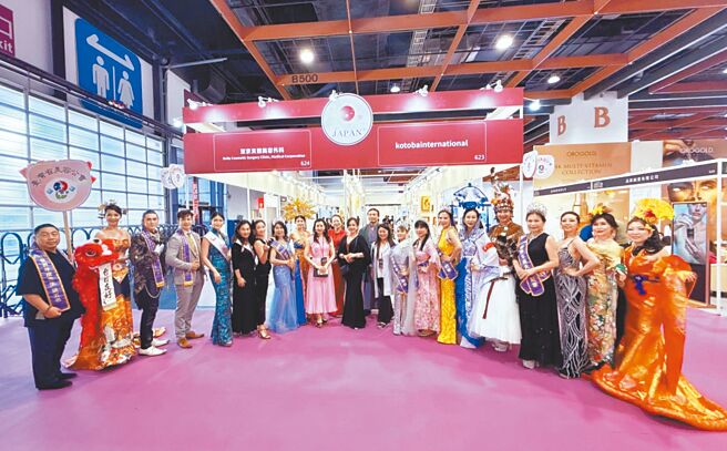 参与2025台北国际美容展「世界年度夫人先生」国际记者会前走秀的坚强阵容。图／业者提供