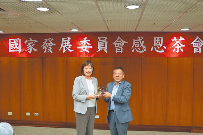 国发会主委刘镜清（右）即将卸任，国发会29日举办感恩茶会。图为刘镜清与副主委高仙桂（左）合影。（国发会提供╱洪凯音台北传真）