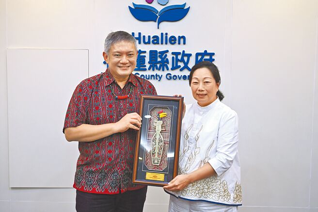 马来西亚砂拉越旅游局市场总监狄龙（左）29日率参访团赴花莲，与花莲县长徐榛蔚（右）会面，盼促成包机直航与旅游互访。（花莲县政府提供／王志伟花莲传真）