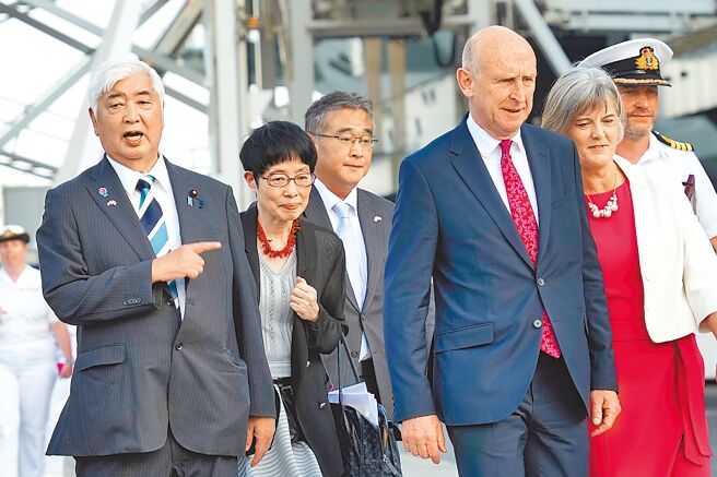 日本防卫相中谷元与英国国防大臣希利会谈，重申台湾海峡和平与稳定的重要性。（美联社）
