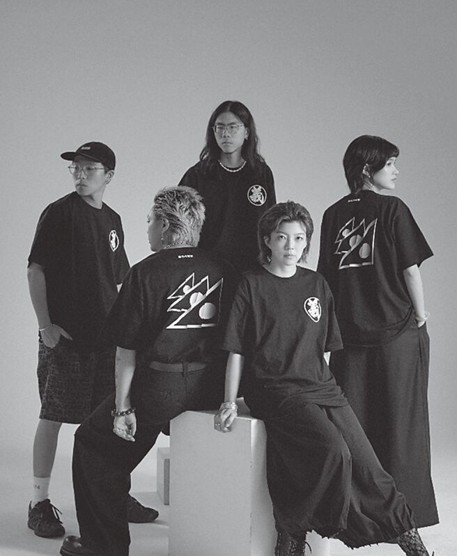 2025年新北市義民爺文化祭主視覺由知名設計師黃家賢操刀，大膽翻轉過去傳統，以「黑令旗」為核心意象，展現義民軍保家衛土的信念與團結精神，為傳統祭典注入全新風格。（新北市客家局提供／高鈞麟新北傳真）