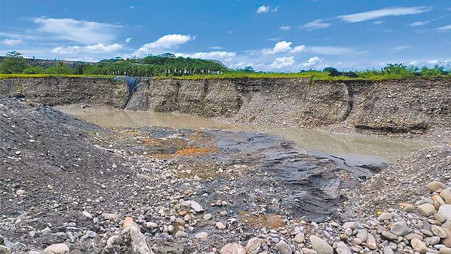 高雄市美浓区近日爆出非法盗採土石案，市府经发局稽查吉洋里吉安部落东侧时，发现另一处深约20公尺的「大峡谷」。（林雅惠摄）