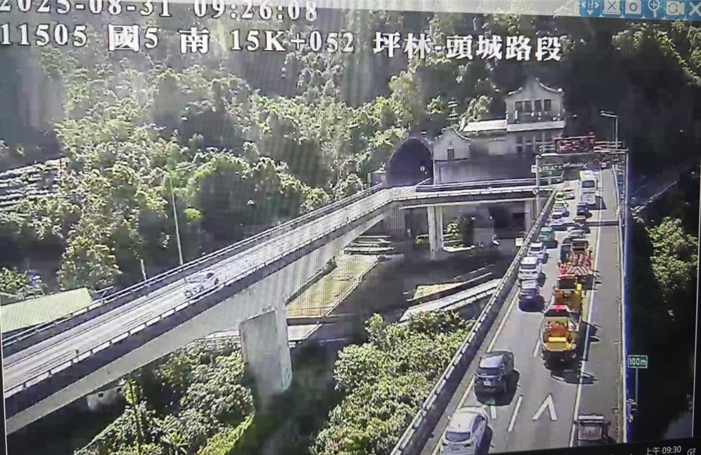 隧道雙向一度封閉管制，回堵長達1公里以上。（國九隊提供／吳佩蓉宜蘭傳真）