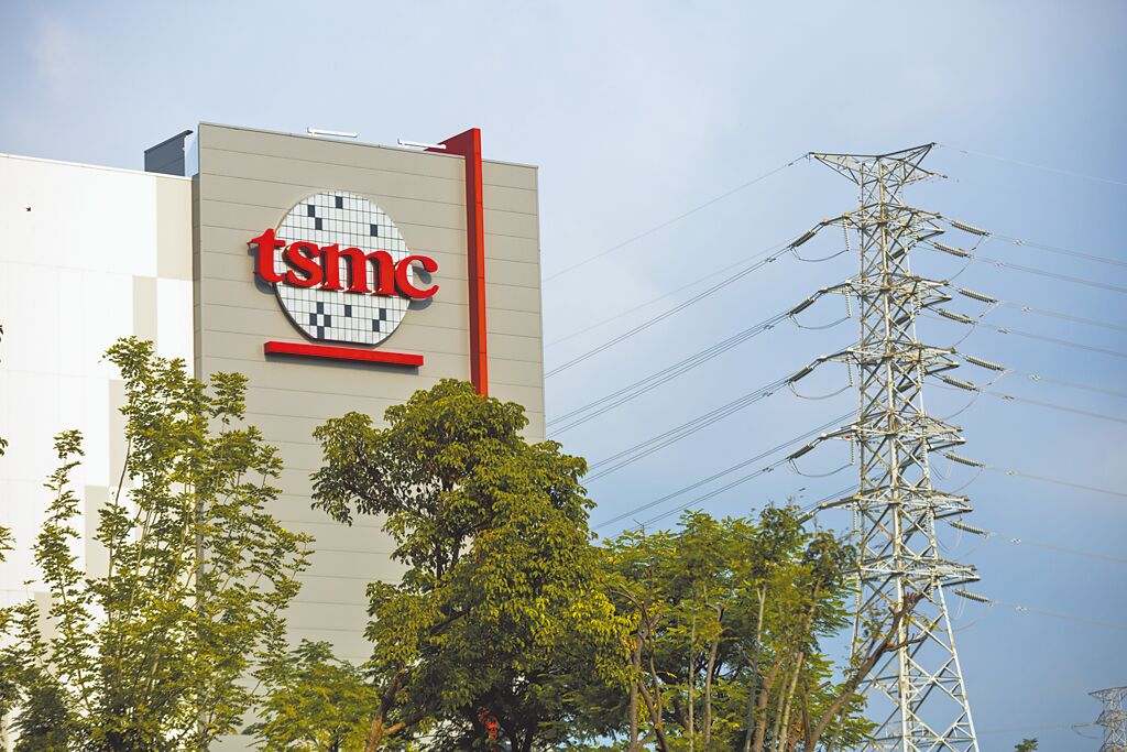 綠能科技產業推動中心前副執行長鄭亦麟涉貪施壓,重創光電產業士氣。一位光電大老示警,護國神山台積電未來面臨「無綠電可買狀況」。圖為台積電南科園區廠房。(本報資料照片)