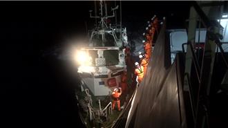 印尼籍船員蘭嶼外海突急病 海巡安平艦百浬接駁送醫