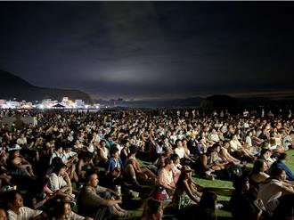 台東最美星空音樂會壓軸場 千人沉浸音樂與海浪聲