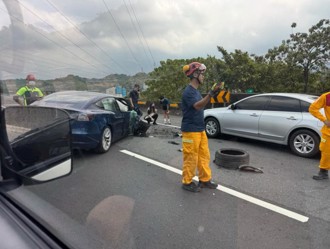 台62特斯拉疑自撞 輪胎噴飛交通回堵