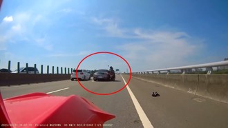 謀殺？敞篷賓士硬擠撞雙載重機　肇事後加速逃逸引眾怒