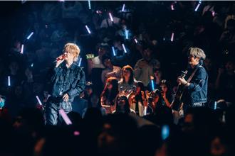 八三夭唱一半突爆舞台意外 2团员伤势曝光惊险不断