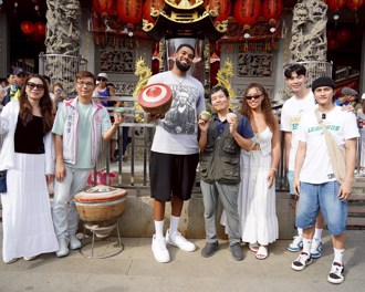 NBA》唐斯旋风造访大溪老街 跟全世界介绍桃园迷人风采