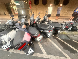 52歲男開車突眼睛張不開　11輛機車無辜遭撞成團