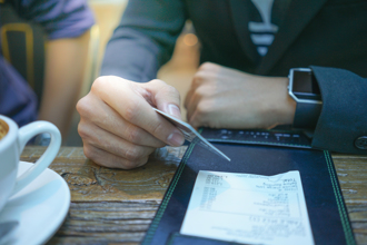 拒付小費竟被強收？ 餐廳出奧步 她1招成功討回