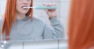 刷牙前牙刷该不该先「沾水」？专家给答案