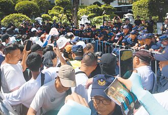 押柯滿1年 白營走讀 攀越阻材 8警掛彩