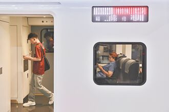 高铁禁坐卧走道 9月22日起违规可拒载