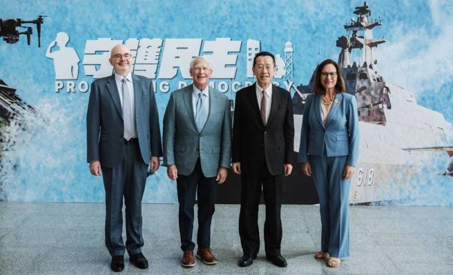 国防部长顾立雄昨日接待美国参议院军事委员会主席Roger Wicker一行，除就深化臺美国防交流进行意见交换，感谢访宾展现对臺湾民主、繁荣和安全的坚定承诺，并盼双方安全合作关系持续深化、更上一层楼。（军闻社记者陈彦桦摄）