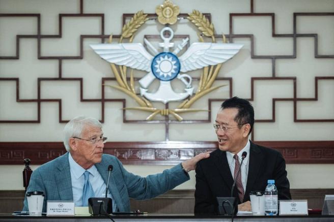  顾部长接见美国参议院军事委员会访团，双方就深化臺美国防交流进行意见交换。（军闻社记者陈彦桦摄）