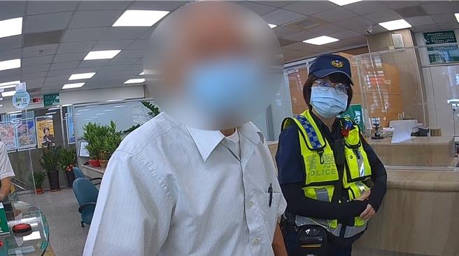 台中鄭姓老翁月初才遭詐團騙走100萬，日前再度赴銀行欲提領30萬，員警前往關心，鄭翁不領情氣沖沖走人。（警方提供）
