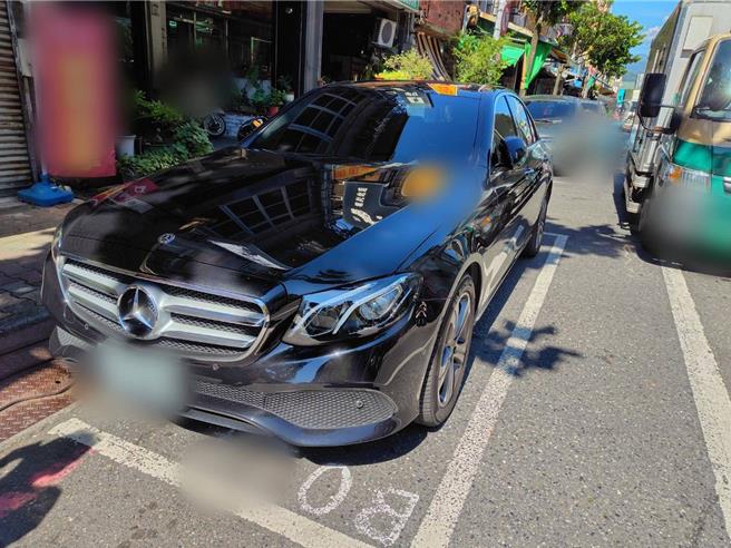 宜兰菜市场「最豪菜贩」开宾士E200卖菜欠税，爱车差点被拖走急掏3万救援。（法务部执行署宜兰分署提供／吴佩蓉宜兰传真）