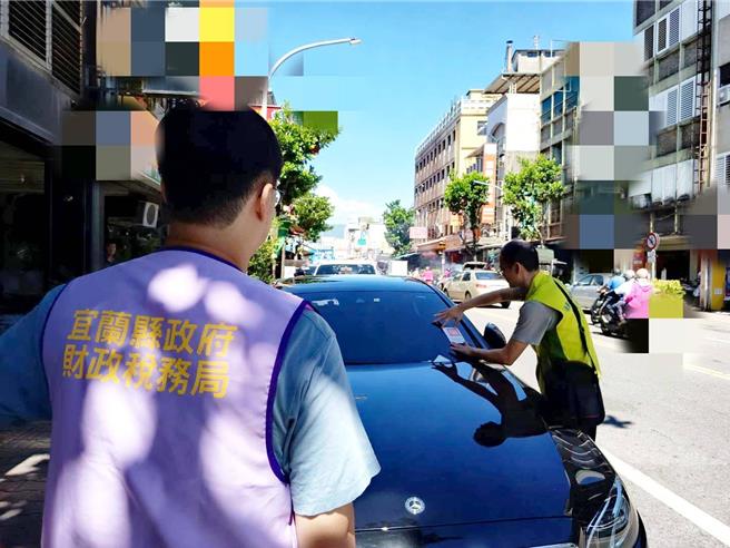 宜兰菜市场「最豪菜贩」开宾士E200卖菜欠税，爱车差点被拖走急掏3万救援。（法务部执行署宜兰分署提供／吴佩蓉宜兰传真）