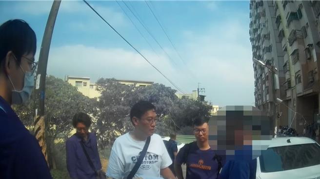 台北市董姓女子抵押房地产，被诈骗集团骗走2000万元，检警去年至今年间4度搜索，带回蔡男等涉案16人。(民眾提供／李京升台中传真)