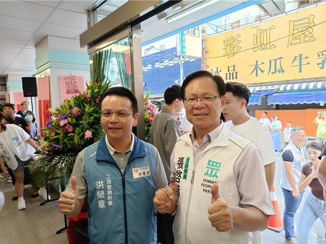 民眾党彰化县党部与立委张启楷彰北服务处今日成立，有意参选的蓝营洪荣章（左）及张启楷同框互称对方是好兄弟。（叶静美摄）