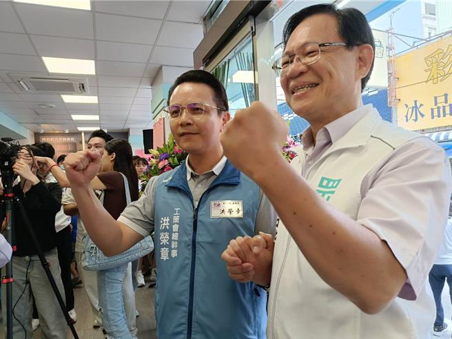 民眾党彰化县党部与立委张启楷彰北服务处今日成立，有意参选的蓝营洪荣章（左）及张启楷同框互称对方是好兄弟。（叶静美摄）