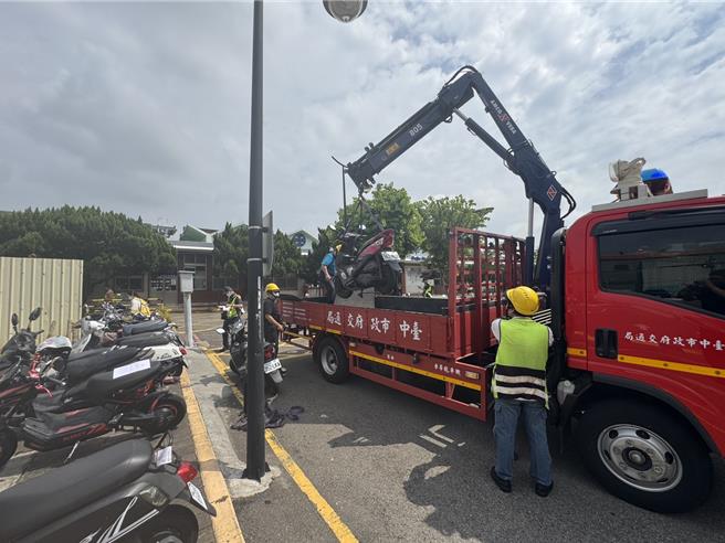 警方到场拖吊违规车辆。(民眾提供／李京升台中传真)