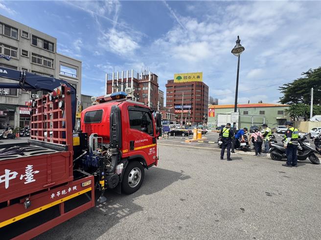 警方前往取缔违规车辆。(民眾提供／李京升台中传真)