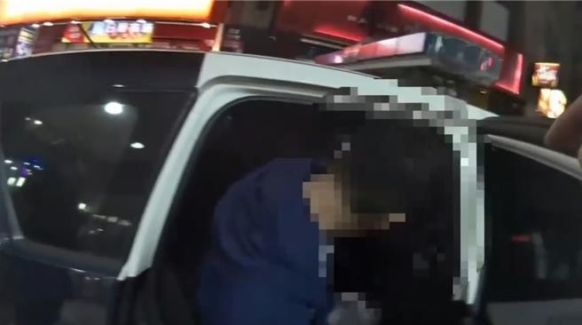 警方将嫌犯带上车。（新庄警分局提供）