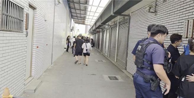 桃園中壢惡火5死遺體送往中壢殯儀館，今天下午檢警相驗，家屬在現場神情哀戚不發一語。(呂筱蟬攝)