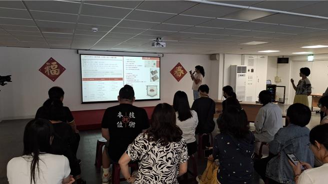 台南市文化局推動歷史街區古地名振興計畫，準備先在民權路以中正路「蝸牛巷」模式打造大街美術館，近日邀集店家與團體召開說明會。（程炳璋攝）