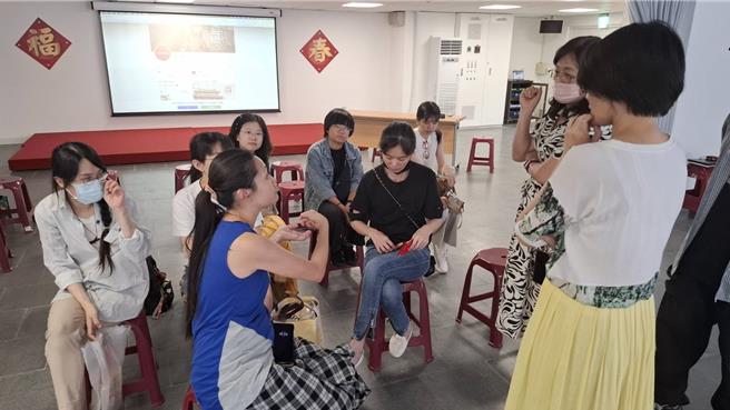 台南市文化局=準備先在民權路以中正路「蝸牛巷」模式打造大街美術館，說明會先邀請電影看板畫師顏振發團隊參加，討論在閒置店家鐵門作畫。（程炳璋攝）