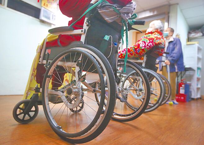 保经业者提醒，退休可从医疗保障、长照预备及资产传承三大支柱着手。图／本报资料照片