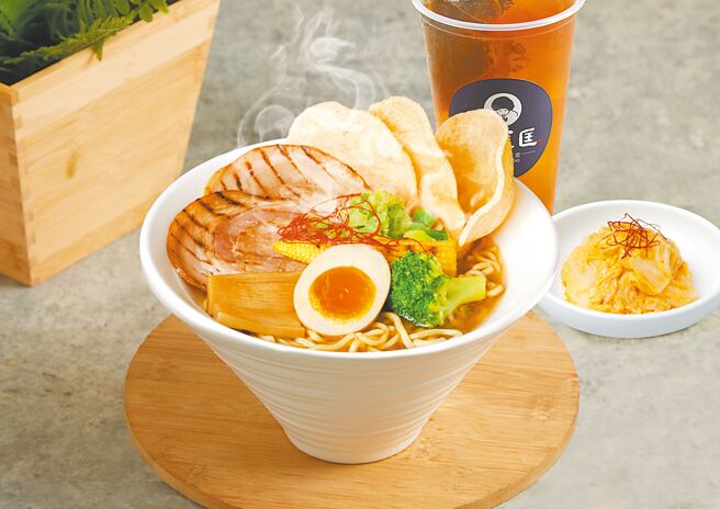 「金甘虾味噌拉麵」以每日熬煮全鸡高汤为基底，融合鲜虾精华与味噌风味，搭配鱼卵佐泡菜、零咖啡因麦香玄米茶，打造夏日套餐新选择。图／吾蜂美味集团提供