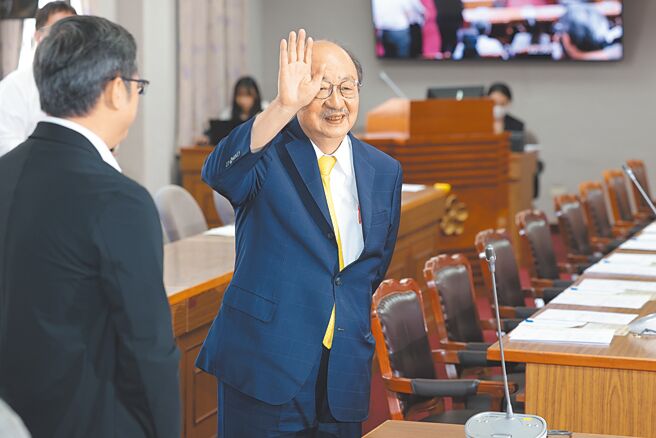 大罷免慘敗後，民進黨立院黨團總召柯建銘（右）成為眾矢之的。（本報資料照片）