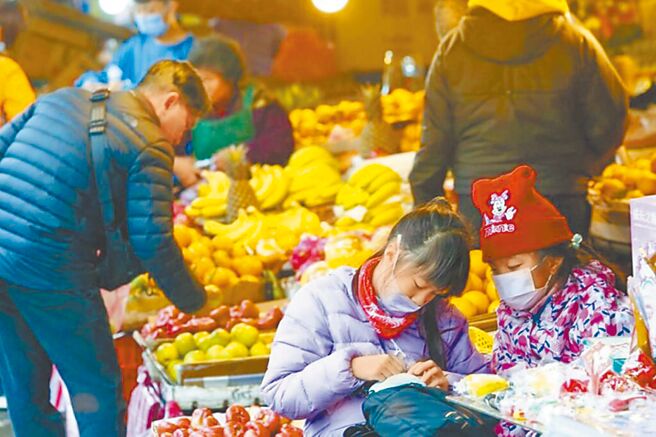 国民党台北市议员詹为元指出，传统市场摊商的电子支付「装设率」几乎达百分之百，却普遍出现「有装没用」的状况。图为传统市场示意图。（本报资料照片）