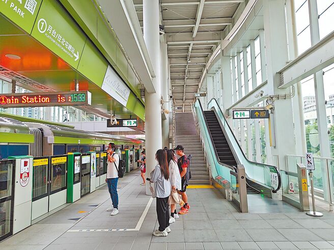 台中捷運綠線各車站月台上方設備帶均擴大遮蓋範圍，防止雨水濺至站體內。（台中捷運公司提供／陳淑娥台中傳真）