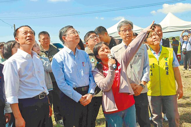 行政院長卓榮泰（左二）30日到嘉義縣鹿草鄉關心溫室重建情形，關心溫室披覆組件破損更新及農作物種植現況。（呂妍庭攝）
