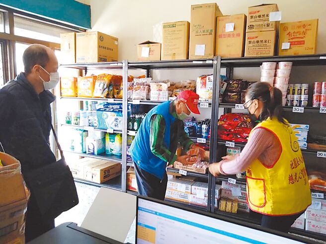 台南市政府社會局為遭逢急難或短期經濟陷入困境的民眾，提供即時、預防性的實物協助，積極推動實物愛心銀行政策。（社會局提供／洪榮志台南傳真）