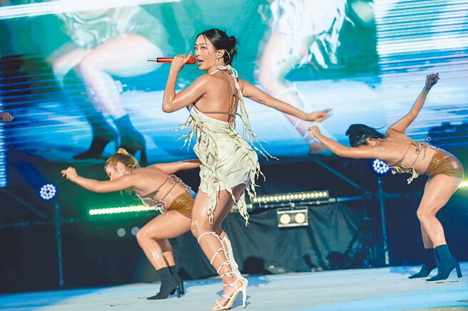 孝琳日前受邀在「2025澎湖追風音樂燈光節」開唱，賣力又唱又跳。（澎管處提供）