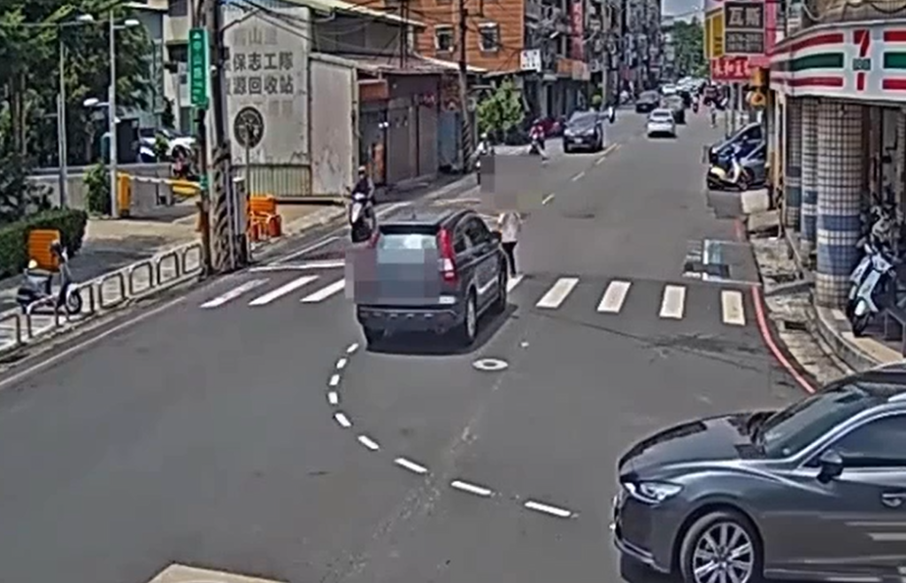 三峽翁昨開車闖紅燈，不慎撞上正在過馬路的女高中生。（圖／李惠婷翻攝）