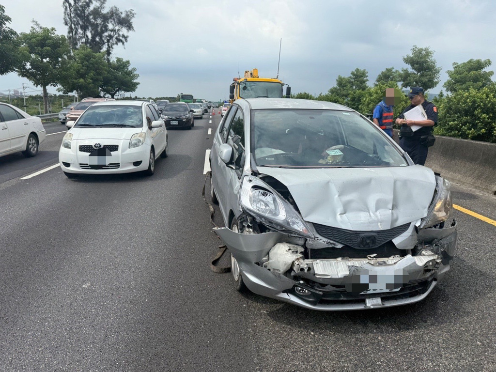 國道1號南向351.4公里岡山路段，昨（31）日下午發生一起驚悚連環追撞事故。（圖／簡銘柱翻攝）