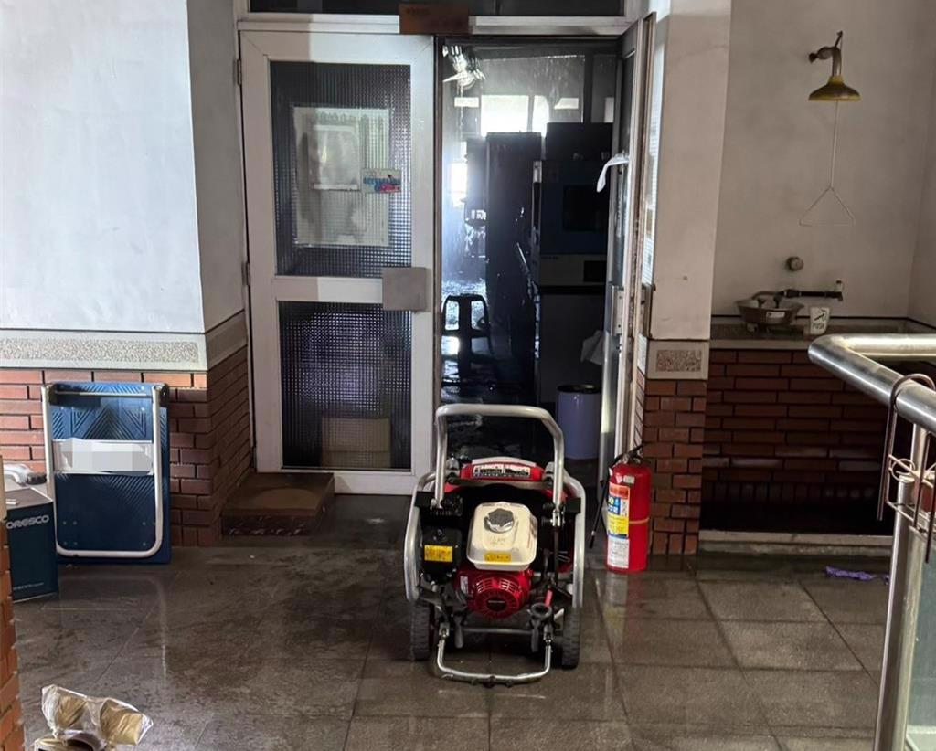 成大化工系實驗室1日傳出爆炸意外，1男1女2名研究生臉部、手皆受傷。（讀者提供／程炳璋台南傳真）